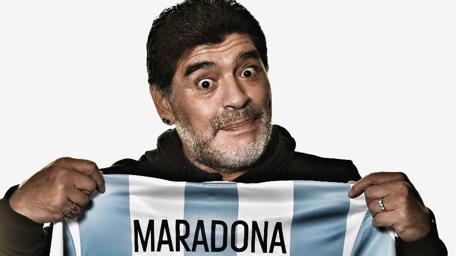 Maradona segura camisa da seleção argentina - Mike Hewitt/FIFA