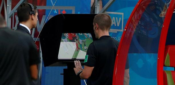 Árbitro consulta o vídeo durante partida da Copa do Mundo da Rússia - REUTERS/John Sibley