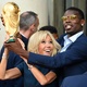 Paul Pogba, volante da seleção francesa, com a primeira-dama da França, Brigitte Macron - AFP PHOTO / Lionel BONAVENTURE