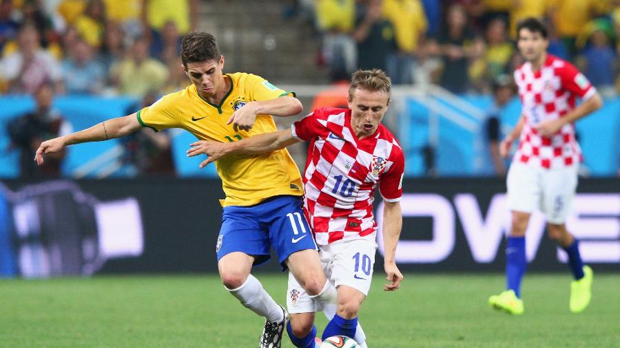 Modric disputa a bola com Oscar em Brasil x Croácia, pela do Copa do Mundo de 2014 - Adam Pretty/Getty Images