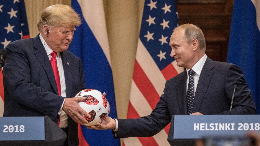 Presidente da Rússia, Putin entrega a bola da Copa do Mundo a Donald Trump - Chris McGrath/Getty Images
