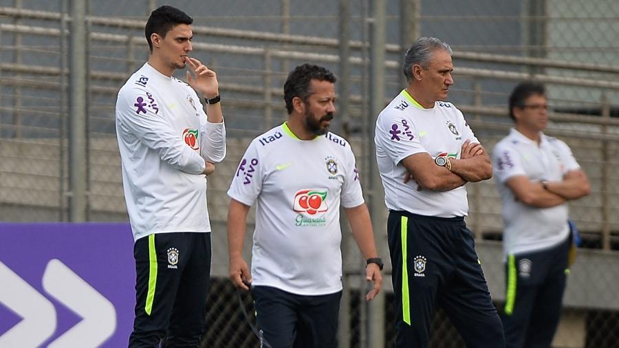 Tite e seus auxiliares Cleber Xavier (c) e Matheus Bachi (e) observam treinamento da seleção brasileira - Pedro Martins/Mowa Press
