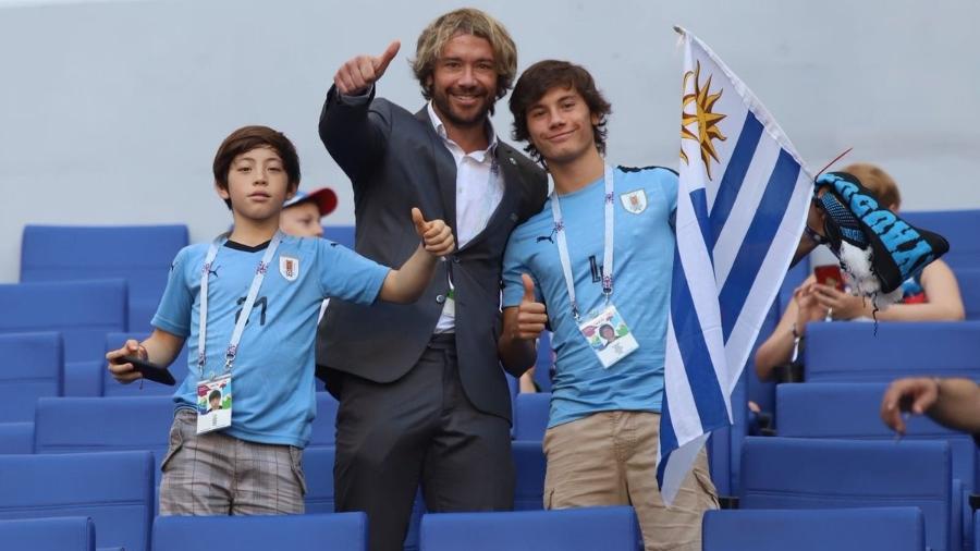 Diego Lugano com os filhos em jogo do Uruguai na Copa do Mundo; dirigente vai tentar manter Aguirre no SP - Divulgação/AUF