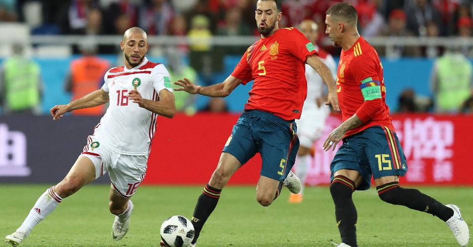 Amrabat, do Marrocos, encara a marcação de Busquets e Sergio Ramos, da Espanha