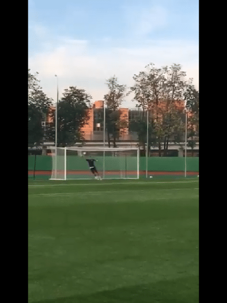 Mandzukic brinca no gol durante treino da Croácia - Reprodução