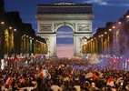 Festa em Paris reúne mar de gente, mas termina em confusão após semifinal - REUTERS/Charles Platiau