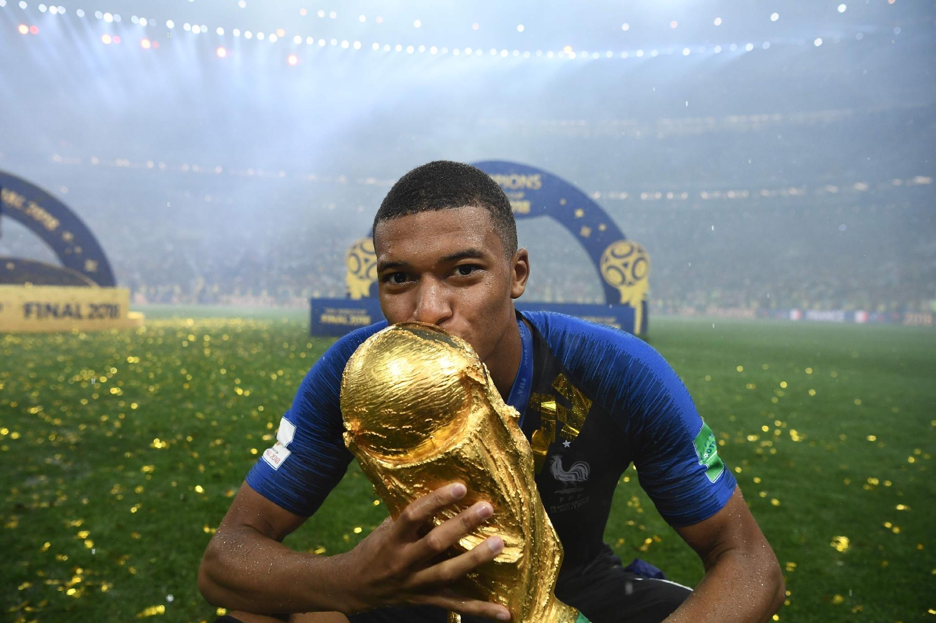 Mbappé beija taça da Copa do Mundo - Franck Fife/AFP