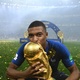 Mbappé beija taça da Copa do Mundo - Franck Fife/AFP