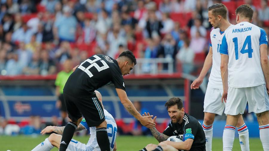 Pavon ajuda Messi a levantar-se durante estreia da Argentina na Copa do Mundo de 2018 - REUTERS/Maxim Shemetov