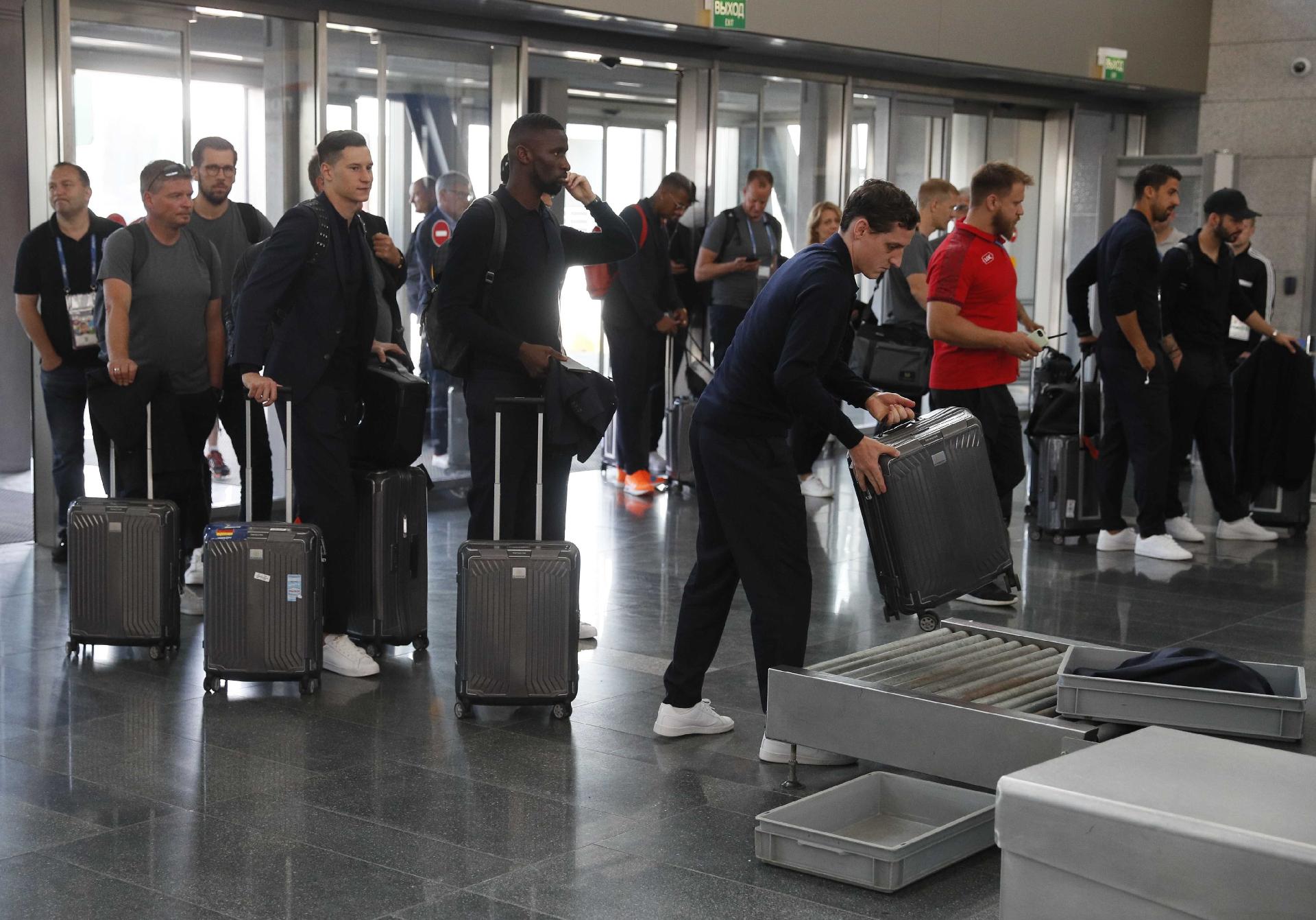 Jogadores da Alemanha fazem check-in no Aeroporto Vnukovo, em Moscou - REUTERS/Gleb Garanich