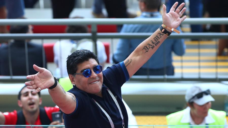 Maradona acena para a torcida no intervalo do duelo entre França e Argentina - PILAR OLIVARES/REUTERS