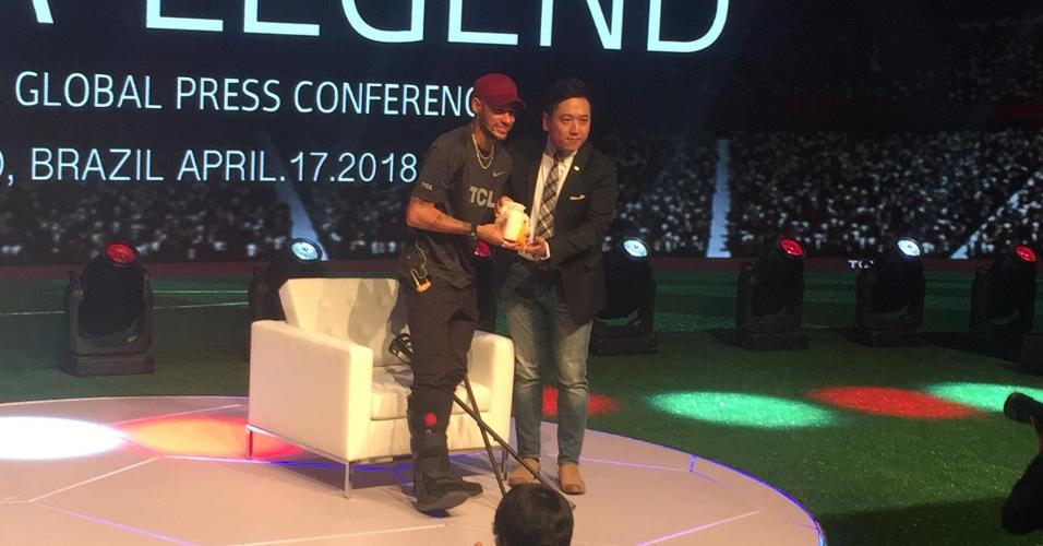 Neymar comparece de muletas a evento com patrocinador