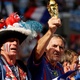 Torcedores franceses levantam réplica da Copa do Mundo antes de duelo contra Argentina - JOHN SIBLEY/REUTERS