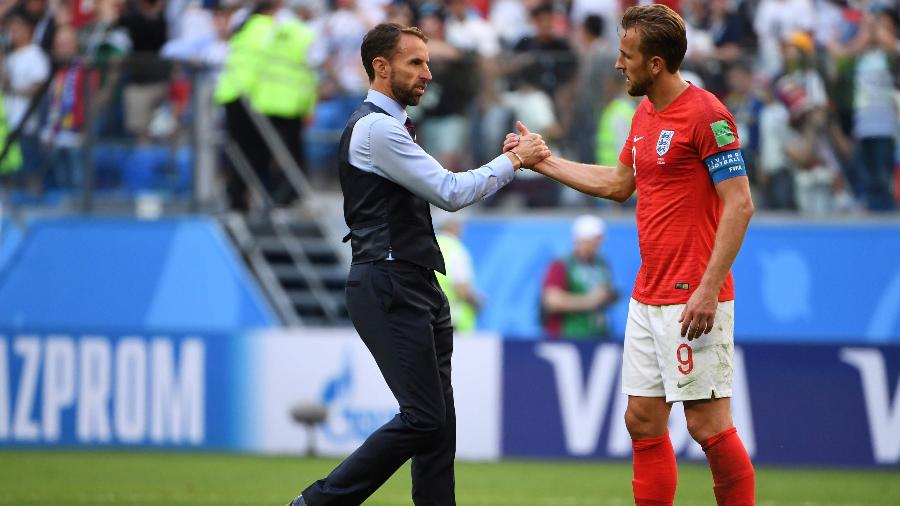 Gareth Southgate cumprimenta Harry Kane após uma partida da Inglaterra na Copa 2018 - AFP PHOTO / Paul ELLIS