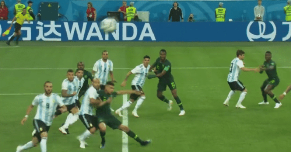 Mascherano comete pênalti em Balogun no jogo entre Argentina e Nigéria