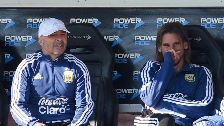 Jorge Sampaoli conversa com o auxiliar Sebastián Beccacece durante treino da seleção da Argentina - Marcelo Endelli/Getty Images