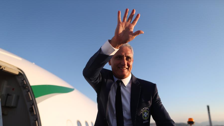 Tite no embarque da seleção rumo à Inglaterra; treinador faz trabalho para fortalecer lado mental da seleção - Lucas Figueiredo/CBF