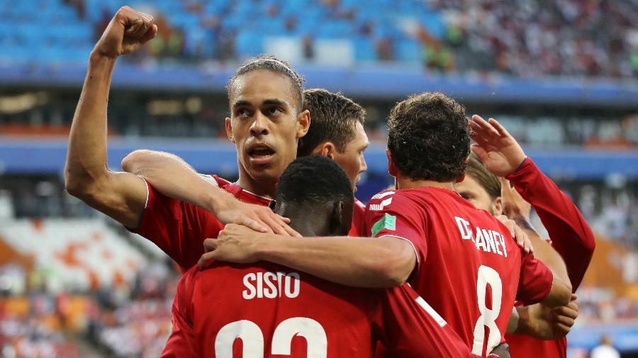 Jogadores da Dinamarca comemoram gol de Yussuf Poulsen contra o Peru - Clive Mason/Getty Images