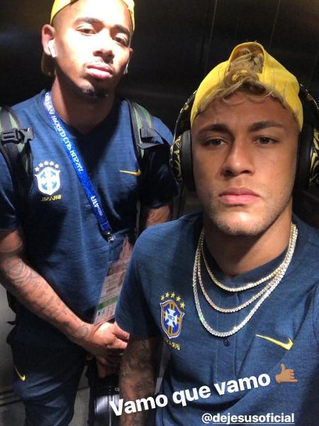 Neymar e Gabriel Jesus tiram foto antes da estreia - Reprodução