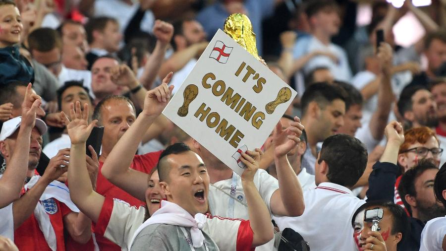 Ingleses comemoram com cartaz com a frase "Football is coming home" - Dan Mullan/Getty Images