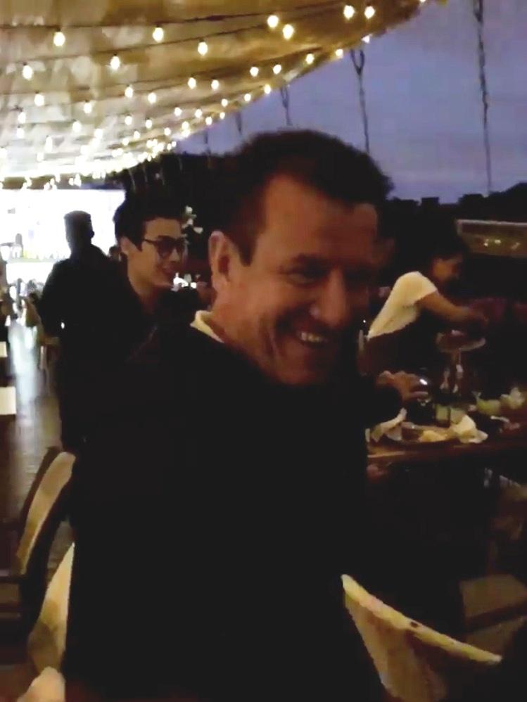 Brasileiros encontram Dunga em bar na Rússia e festejam capitão de 1994