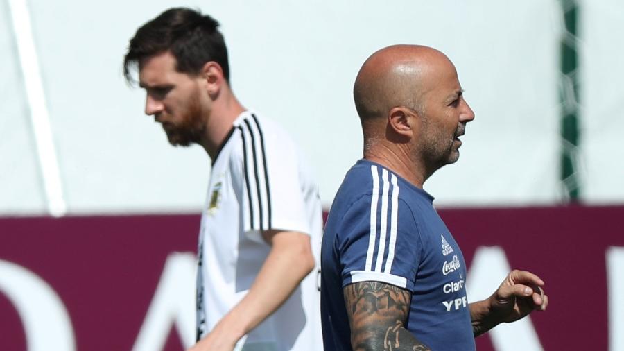 Sampaoli comanda treino da Argentina com Lionel Messi ao fundo - Albert Gea/Reuters