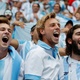 Torcedores da Argentina com bandeira antes do duelo contra a França - CARLOS GARCIA RAWLINS/REUTERS