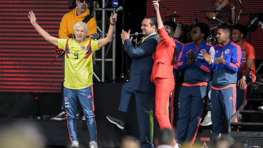 Técnico José Pékerman foi celebrado pela torcida em Bogotá, mas despistou sobre permanência - Raul Arboleda/AFP Photo