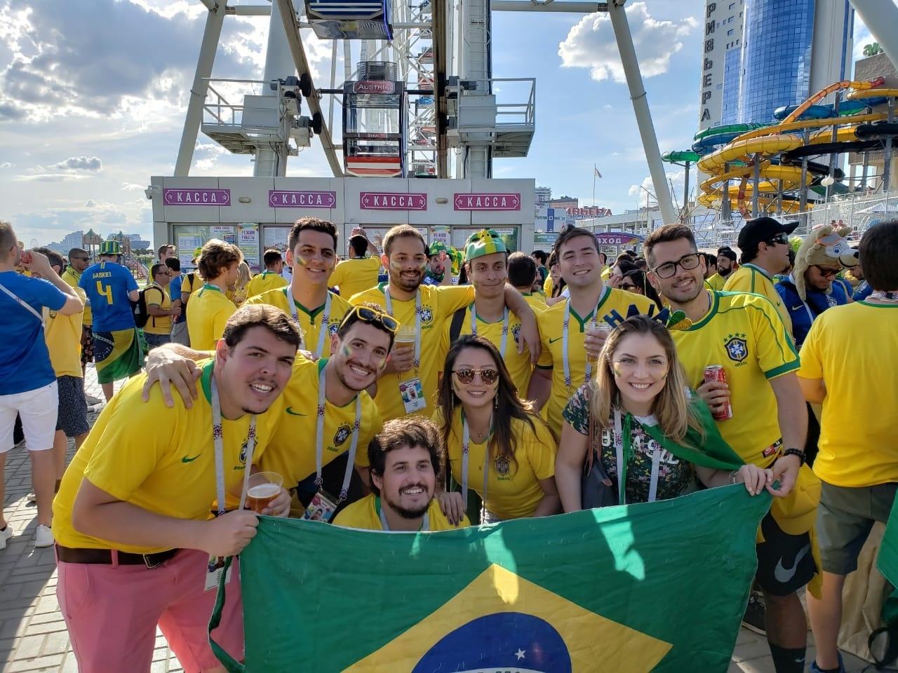 Torcedores posam para foto durante esquenta da torcida brasileira em Kazan