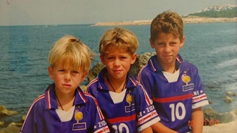 Eden Hazard (à direita) com os irmãos quando criança: ele adorava a França - Arquivo Pessoal