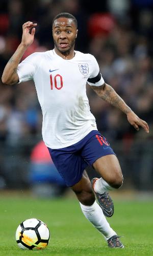 Raheem Sterling conduz a bola durante a partida entre Inglaterra e Itália