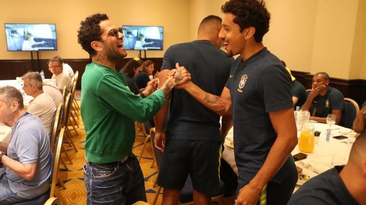 Daniel Alves cumprimenta Marquinhos durante almoço com seleção brasileira - Lucas Figueiredo/CBF - Lucas Figueiredo/CBF