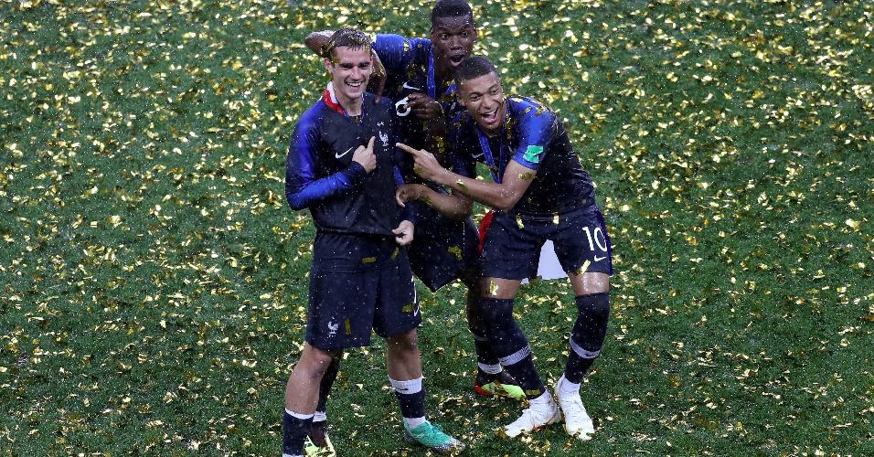 Griezmann, Pogba e Mbappé comemoram a vitória da França na final da Copa do Mundo