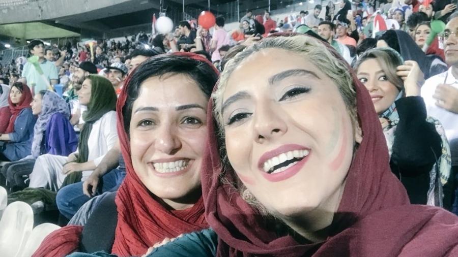 Mulheres assistem a partida de futebol pelo telão no Irã - Reprodução/Iran Human Rights