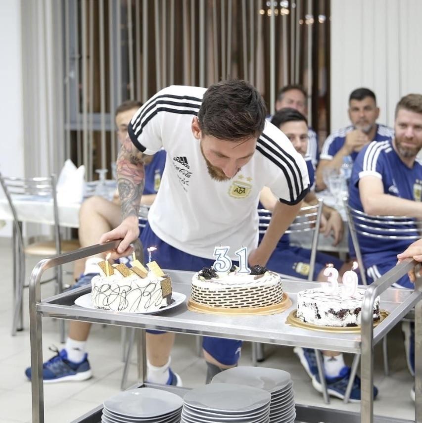 Aniversariante do dia, Messi ganha bolo na seleção argentina