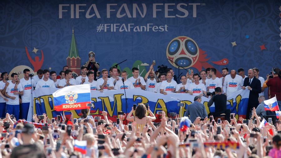 Seleção russa é ovacionada por multidão torcedores em Fan Fest - MAXIM ZMEYEV/AFP