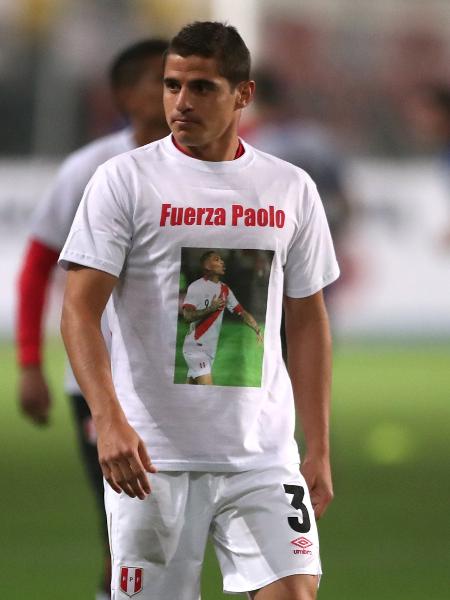 Zagueiro Corzo vai a campo com camiseta de apoio ao capitão Guerrero nesta terça - MARIANA BAZO/REUTERS