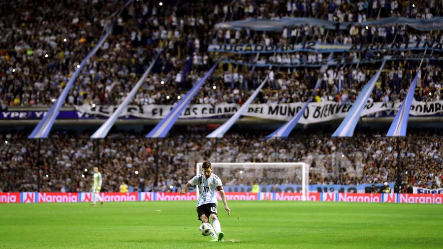 Messi cobra pênalti em frente à torcida na Bombonera - REUTERS/Marcos Brindicci