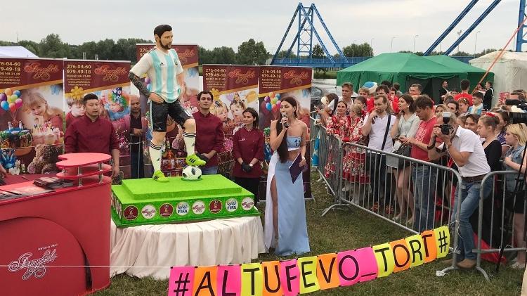 Apresentação do bolo do Messi - Luiza Oliveira/UOL - Luiza Oliveira/UOL