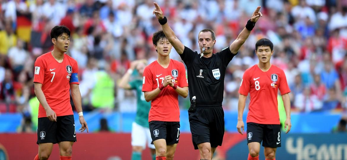 O juiz americano Mark Geiger sinaliza revisão de lance no jogo entre Coreia do Sul e Alemanha - Michael Regan - FIFA/FIFA via Getty Images
