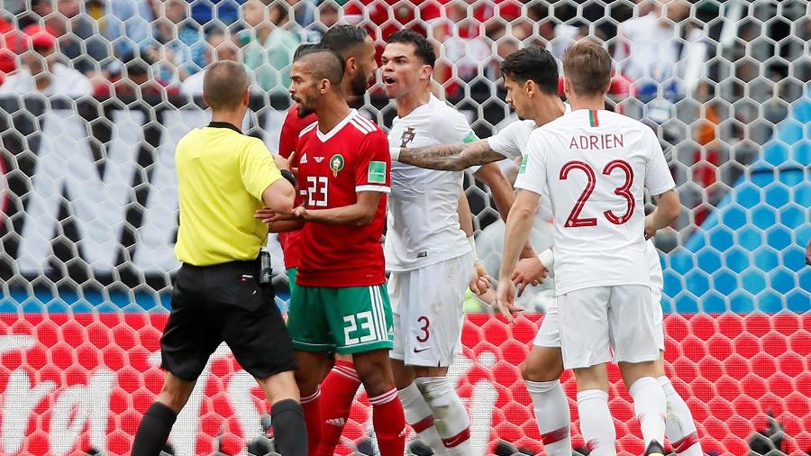 Pepe e Benatia discutem durante jogo entre Portugal e Marrocos - REUTERS/Maxim Shemetov
