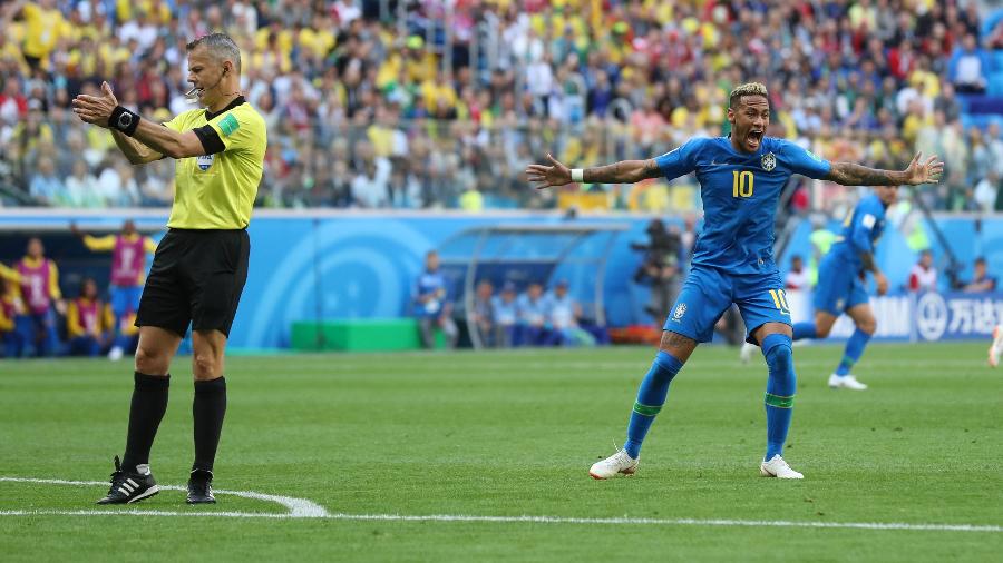 Neymar reclama do árbitro Bjorn Kuipers na partida entre Brasil e Costa Rica - REUTERS/Marcos Brindicci