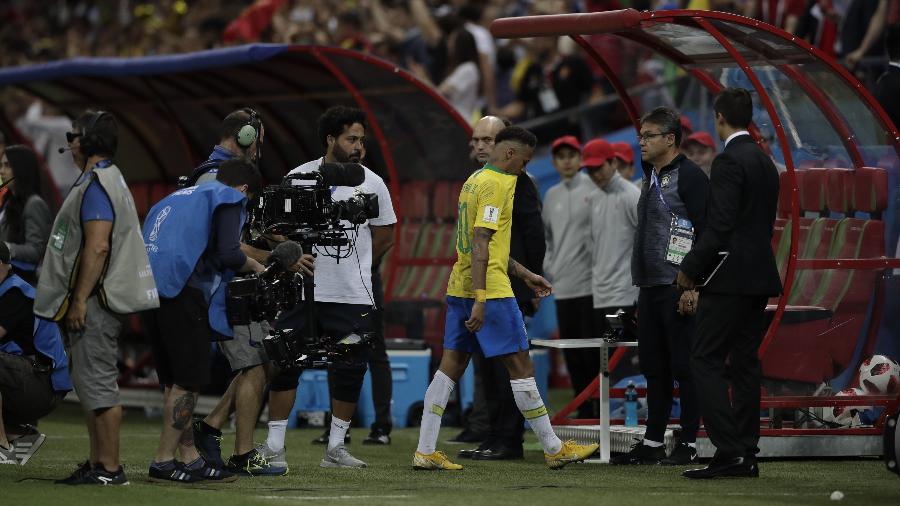 Neymar sai cabisbaixo após a eliminação brasileira diante da Bélgica - André Mourão/MoWA Press