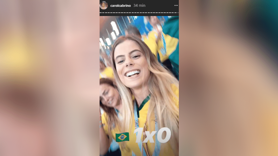 Mulher de Marquinhos, Carol Cabrino leva banho de cerveja em gol de Coutinho e se diverte - reprodução/Instagram