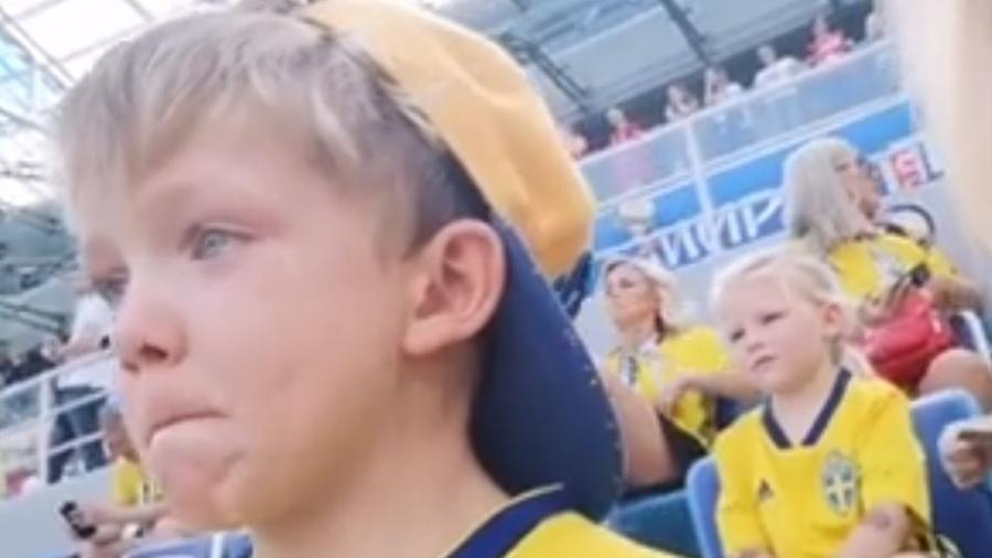 Filho do atacante Marcus Berg chora ao ver o pai na Copa - Reprodução/Instagram