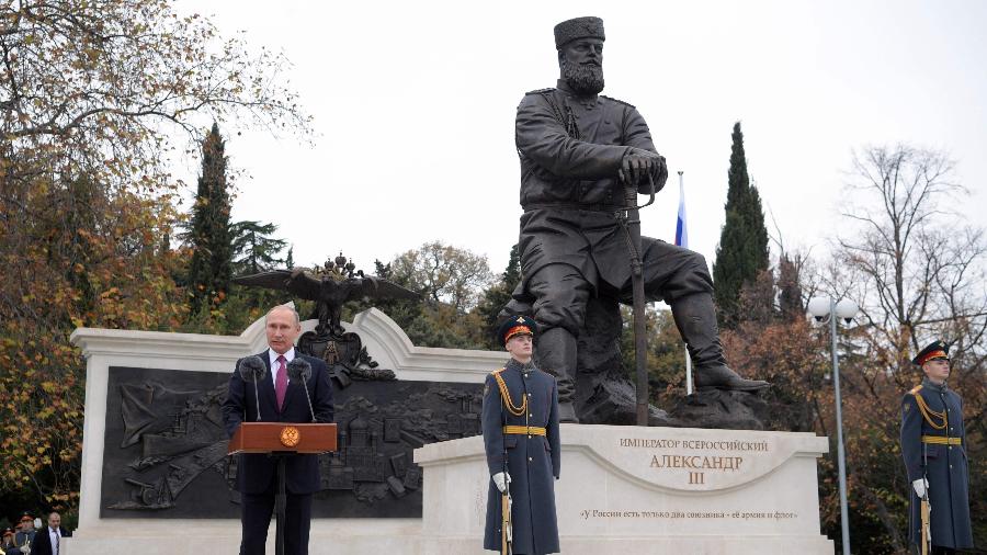 Putin discursa em frente a monumento histórico na cidade de Yalta, em Crimea - Alexey Druzhinin/AFP
