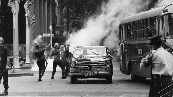 Policiais reprimem manifestantes no Rio de Janeiro no período da ditadura militar - Folhapress