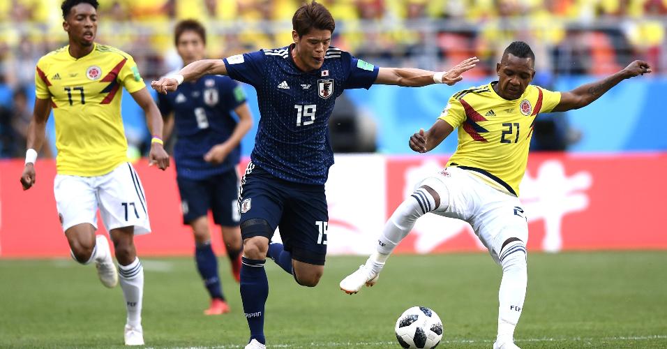 Japonês Hiroki Sakai é marcado de perto por colombianos 