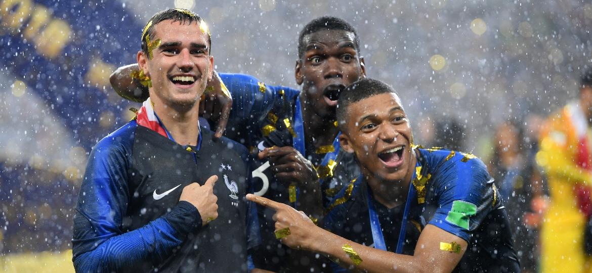 Antoine Griezmann mostra camisa da França com duas estrelas após título na Copa do Mundo de 2018, na Rússia - Matthias Hangst/Getty Images