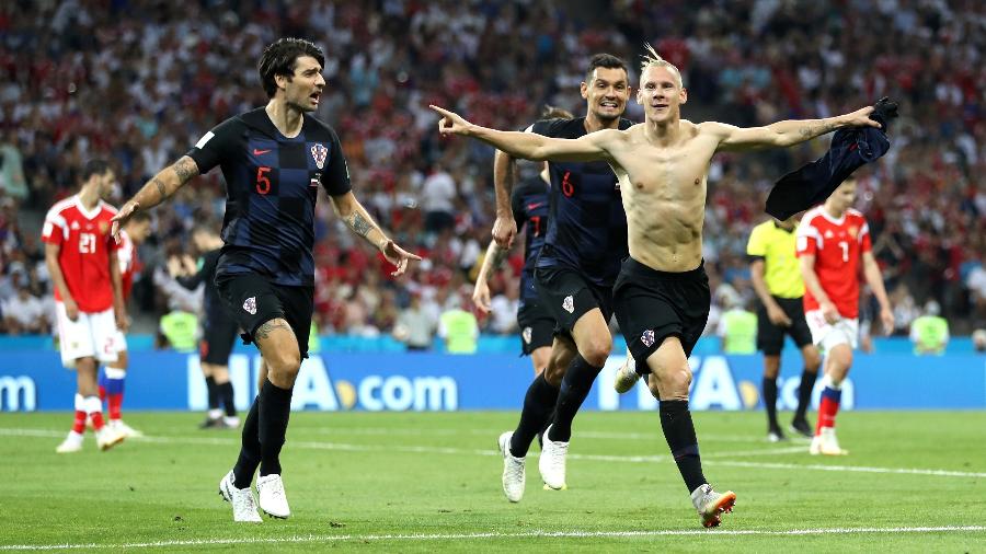 Domagoj Vida, da Croácia, tira a camisa durante comemoração do segundo gol de sua equipe em jogo contra a Rússia - Lars Baron - FIFA/FIFA via Getty Images
